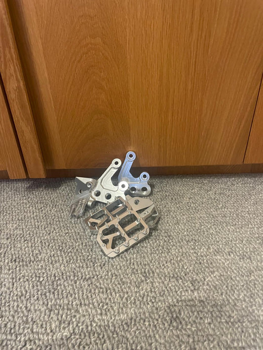 Wide Foot Pegs With Mount