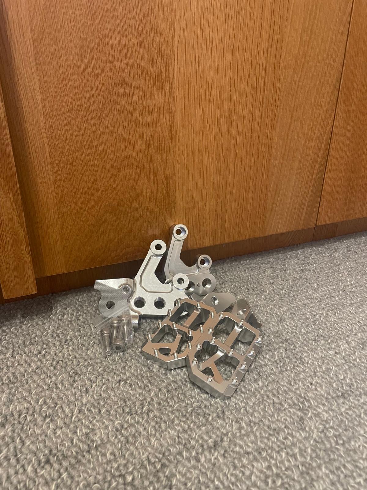 Wide Foot Pegs With Mount