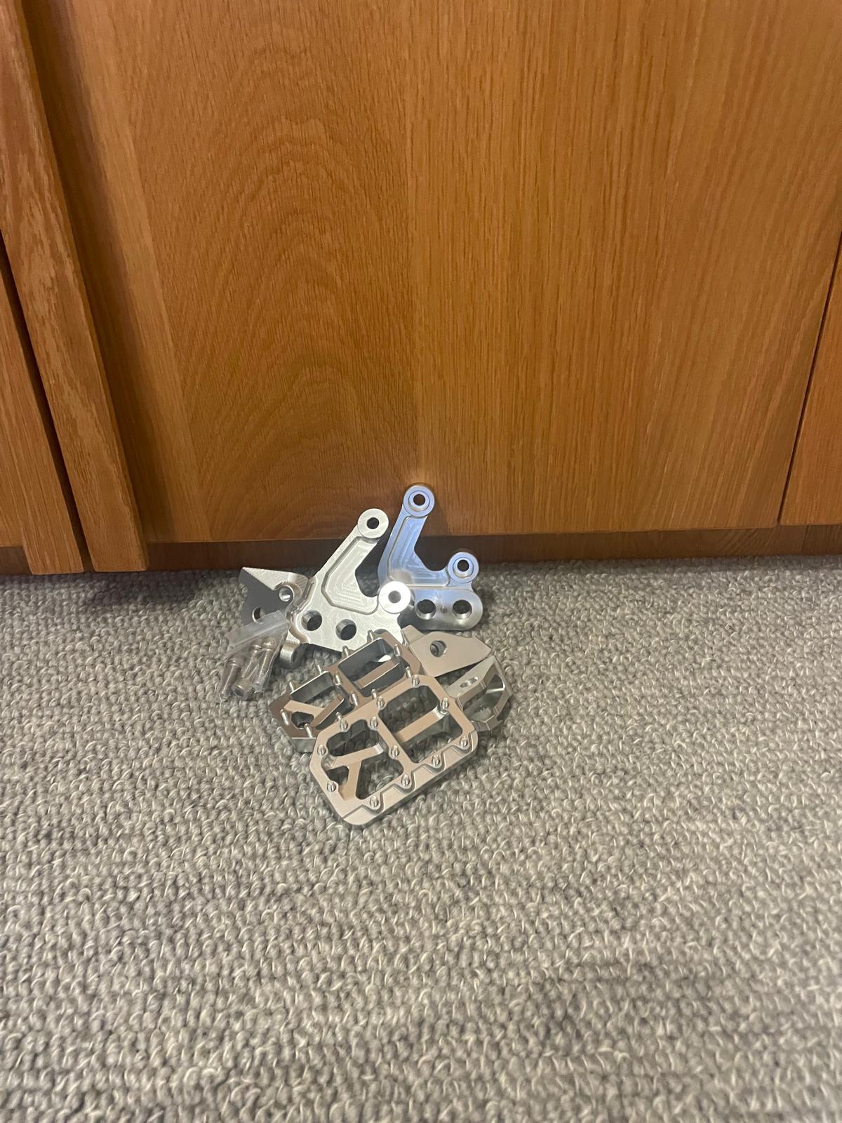 Wide Foot Pegs With Mount